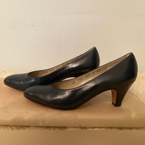 Salvatore Ferragamo vintage navy leather heels, size 6AA (narrow width)